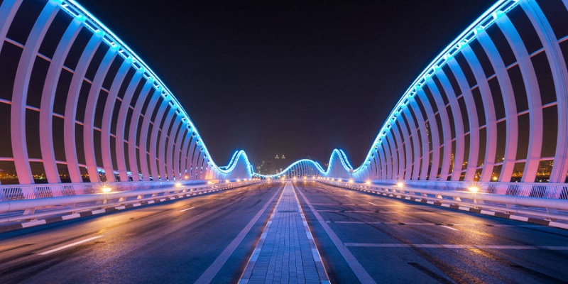 6ds-exponential-organizations-neon-bridge-night-dubai-uae-meydan-390129487-900×506 seis Ds de la exponencialidad