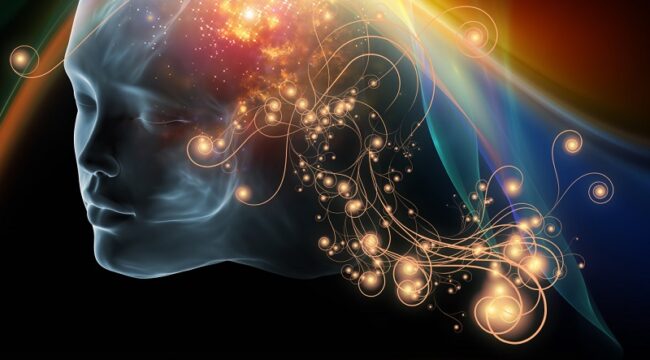 Hablar de consciencia en robots, como he venido haciendo en algunos de los últimos posts de este blog, puede parecer algo estrambótico, estrafalario, fuera de un discurso técnico, racional, o incluso realista. Y sin embargo... El valor de estudiar la consciencia robótica Y, sin embargo, aunque personalmente estimo muy lejano, suponiendo que se alcance alguna vez, el momento en que se puedan realizar esa consciencia en un ser artificial, el sólo hecho de estudiarla estimula el debate e ilumina y hace incrementar conocimientos en varias ramas del saber: neurociencia, psicología, filosofía, derecho e inteligencia artificial. Y sólo por ese aporte intelectual, personalmente, creo que vale la pena. Y sin embargo, además, y pese a lo que pueda parecer, es un campo donde hay estudios y teorías mucho más serias de lo que pueda parecer a primera vista. En este post y en otro que publicaré próximamente, voy a revisar dos teorías sobre la consciencia que han ganado atención y cierta relevancia en medios científicos y que me he encontrado mencionadas en más de un libro aunque, como en tantos de los artículos que he publicado en las últimas semanas, me apoyaré para su descripción, fundamentalmente en libro 'Cognitive robotics' editado por Angelo Cangelosi y Minoru Asada y, en concreto, el capítulo firmado por Antonio Chella y titulado 'Robots and machine consciousness'. Las dos teorías a que me refiero son: Integrated Information Theroy (IIT) Global Workspace Theory (GWT) En este post, me ocuparé brevemente de la primera. Integrated Information Theory (IIT) Esta teoría fue lanzada en 2003 por Giulio Tononi, un médico psiquiatra y neurocientífico italiano nacionalizado estadounidense, actualmente director del Centro de Investigación del Sueño y la Consciencia de la Universidad de Wisconsin-Madison (WISC), y cuya última formulación publicada, que yo sepa, puede encontrarse en el artículo 'Integrated information theory: From consciousness to its physical substrate' de 2016. Giulio Tononi Según esta teoría, la consciencia, la capacidad para tener una experiencia, depende de la capacidad para integrar información. Afirma que la experiencia consciente se caracteriza por que el número de posibles estados conscientes es enorme pero que, al mismo tiempo, se percibe como una entidad única. Por tanto, el substrato físico para soportar la consciencia debe ser capaz de integrar una gran cantidad de información y, al tiempo, presentarla como una entidad única. Sigue a partir de aquí una formulación formal, casi matemática. En esa formulación, se afirma que la capacidad de un cierto sistema para diferenciar entre estados, depende de su capacidad de generar información, y esa capacidad se mide mediante la entropía, que es una función de las probabilidades de las distintas salidas del sistema. Y la capacidad de un sistema para integrar información se mide mediante un concepto que denomina información efectiva ('effective information', EI), que es una medida de la interconexión de susbsistemas dentro de un sistema, y cuyo detalle, algo farragoso, excede el ámbito de este post. El estudio de Tononi y sus colaboradores es, fundamentalmente, de naturaleza neurocientífica y, sin embargo, por su expresión formal y matemática nos acerca a un modelo computacional. De hecho, el propio Tononi se refiere a la eventual consciencia en entes artificiales como los robots. Encuentro, por ejemplo, la siguiente afirmación Any physical system may have experiences to the extent that it can integrate information. Es coherente: si la consciencia depende de esa capacidad para diferenciar e integrar información, para disponer de un sistema artificial, digamos un robot, que pueda ser consciente 'solo' tenemos que dotarle de esa capacidad. Sin embargo, y como podemos imaginar, esto no es tan sencillo. Sugiere Tononi que con las arquitecturas de computadores convencionales no se puede conseguir la necesaria capacidad de integrar información y que, como mucho, se pueden conseguir ingenios que simulen un comportamiento externo consciente pero que en realidad sean incapaz de experimentar realmente nada. Y parece, pues, que se necesitan otro tipo de arquitecturas como pudieran ser, por ejemplo, los sistemas neuromórficos. Conclusiones La principal conclusión a obtener, creo, aparte de un somero conocimiento de esta teoría, es, precisamente, constatar que el investigar y tratar sobre la consciencia artificial no es tan 'divergente' como pueda parecer. Existen, aunque aún algo primitivas, teorías científicas potencialmente trasladables, además, a modelos computacionales. Y eso parece querer decir que, aunque no estemos en apariencia cerca, puede que tampoco sea imposible de alcanzar. Artículos de este blog relacionados Modelos multi-nivel para una auto-conciencia robótica La idea de consciencia robótica y el modelo conceptual de Aleksander y Dunmall. El elusivo objetivo de la consciencia robótica. Concepto y axiomas.