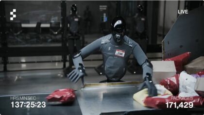 Un robot humanoide Figure 03 trabajando en tareas logísticas
