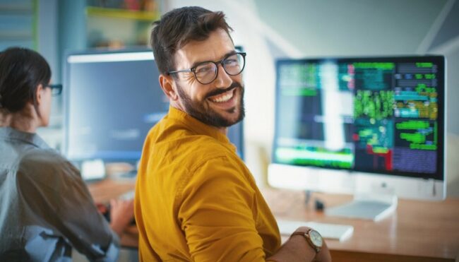 Un desarrollador mira sonriente