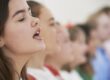 Personas cantando