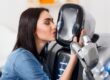 Una chica besa a un robot