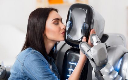 Una chica besa a un robot